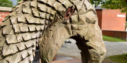Drageskulptur i træ ved Næshøjskolen